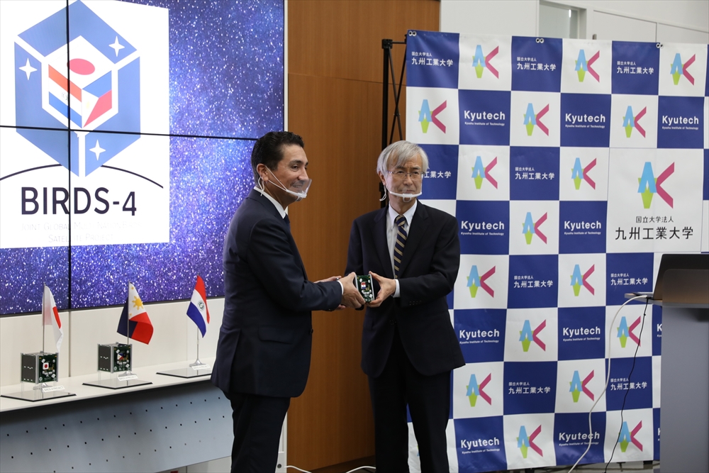 衛星模型の贈呈