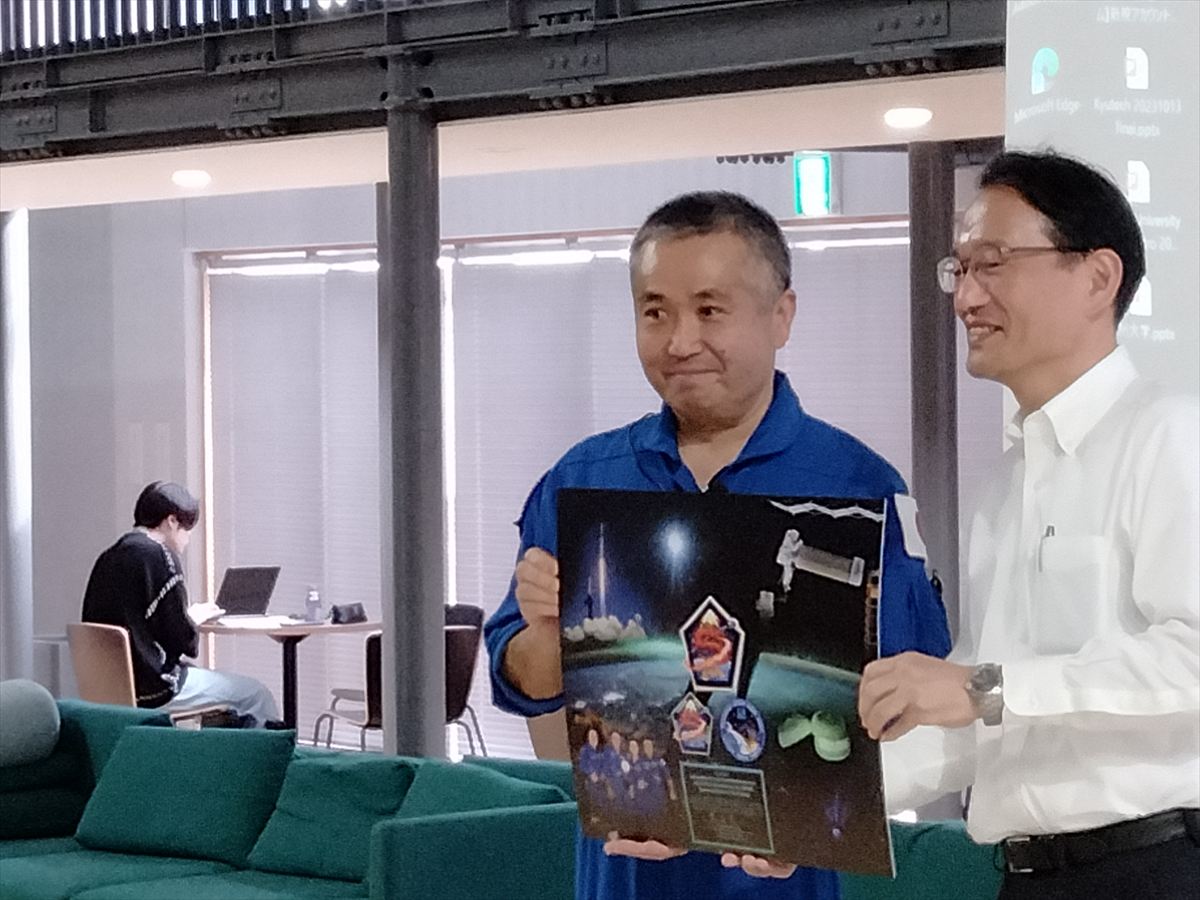 記念パネルの贈呈