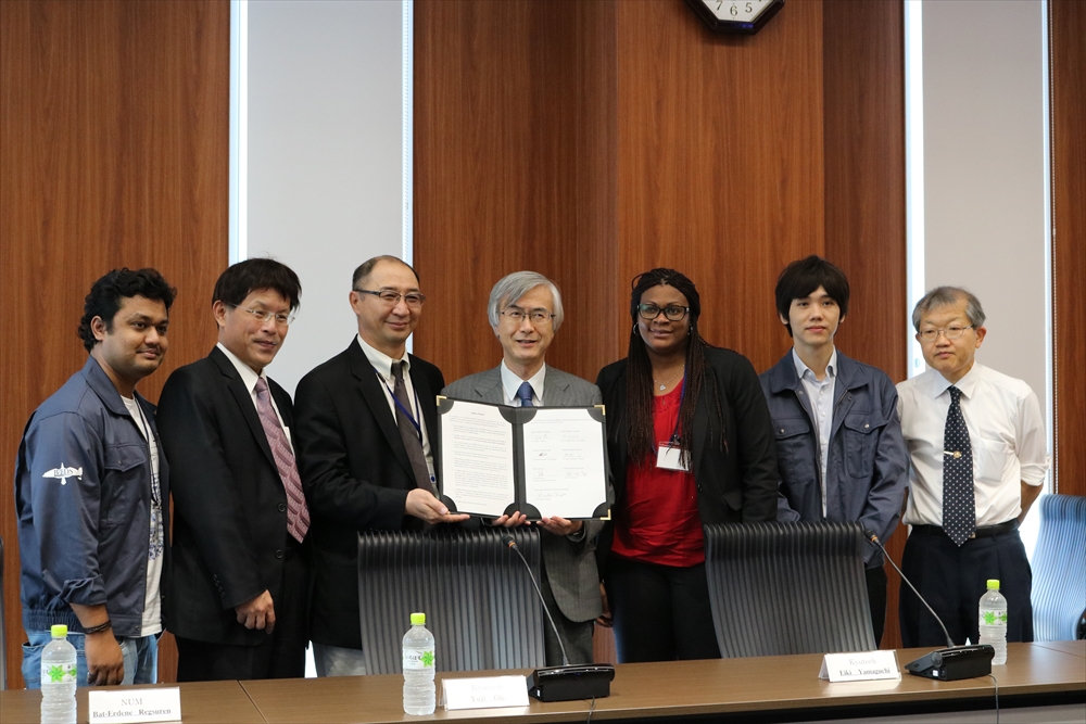 調印後の集合写真