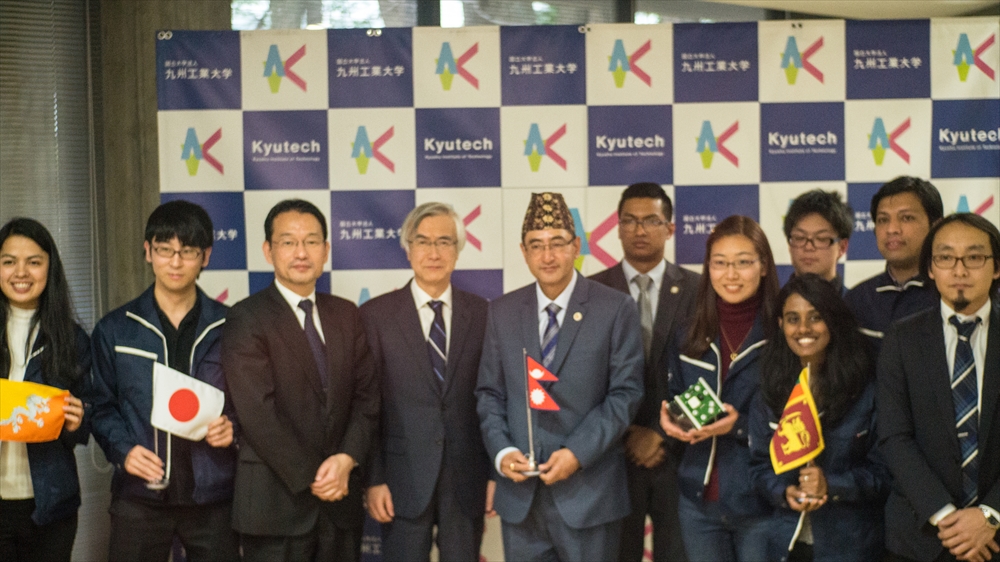 会見後のメンバー集合写真