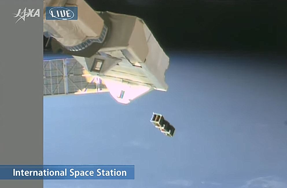 衛星放出の瞬間